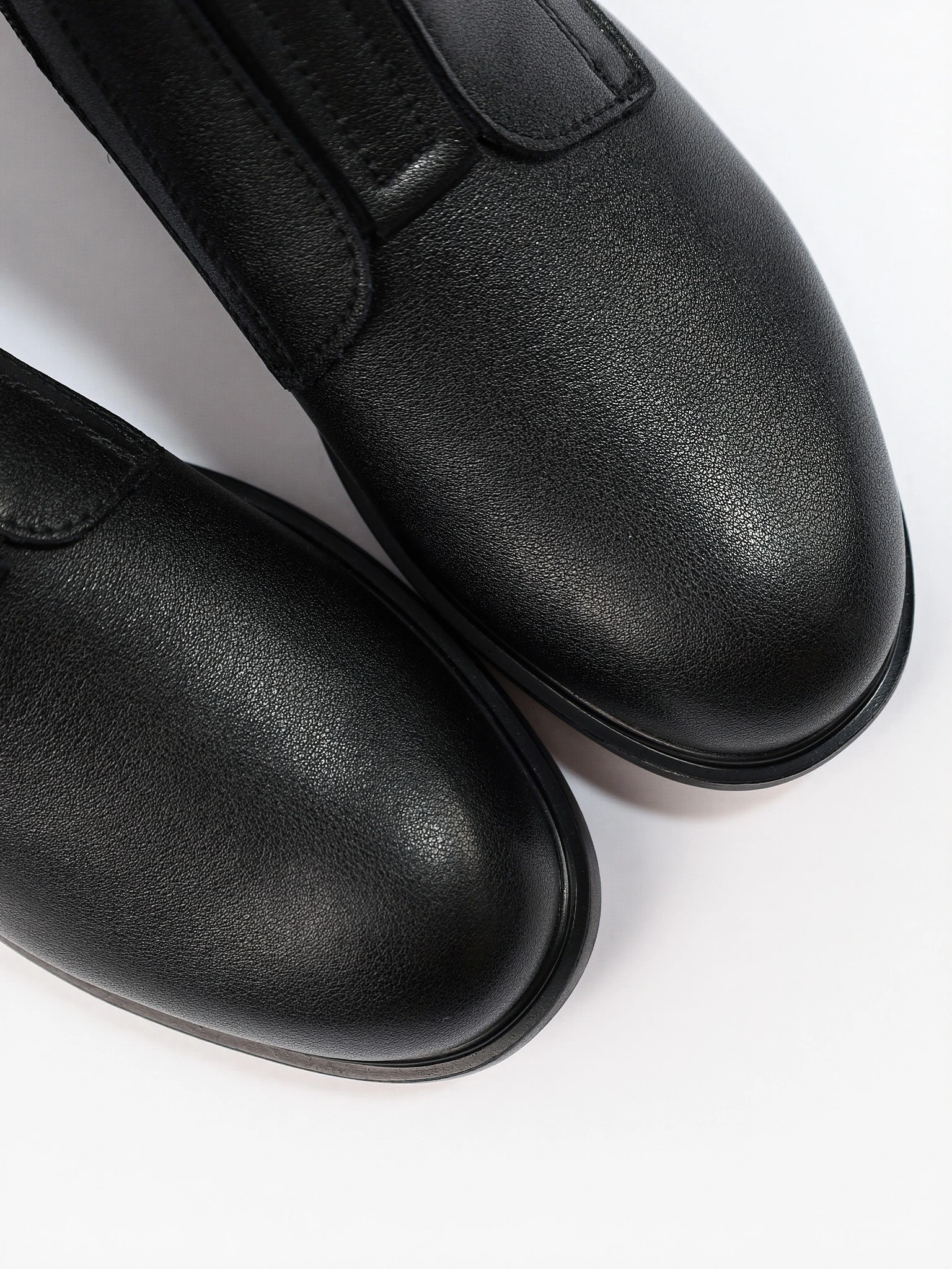 Ботинки черного цвета с эластичной вставкой спереди